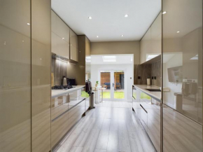 Modern Luxe 3BR House - Private Garden, Air Hockey